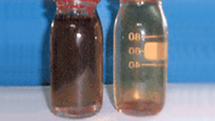석유화학공정에 유수분리시스템은 적용한 사례이다. 오른쪽의 분리전은 불투명하고 왼쪽의 분리후는 투명하다.